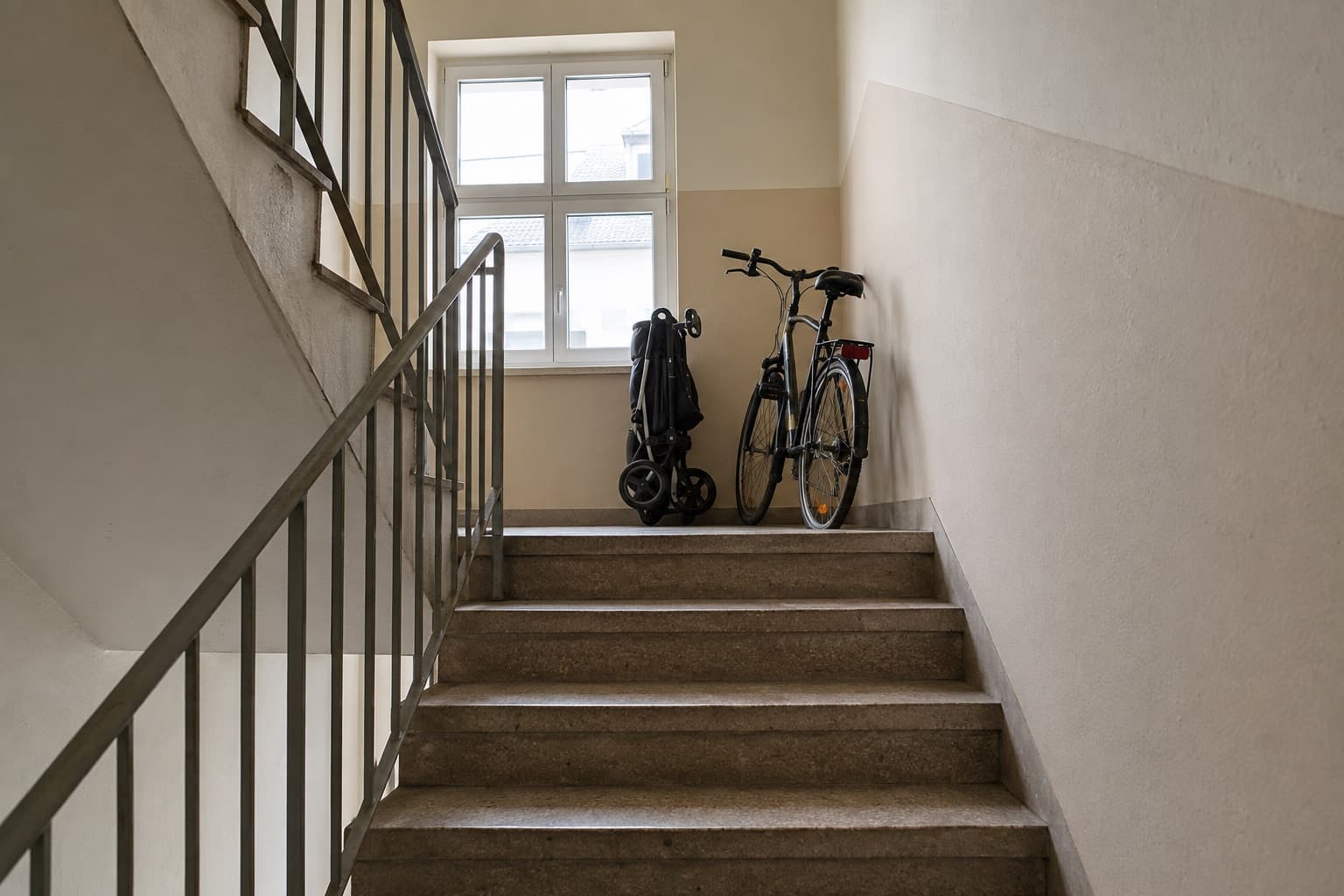 Treppenhaus als Fluchtweg: Was darf dort stehen — und was nicht?